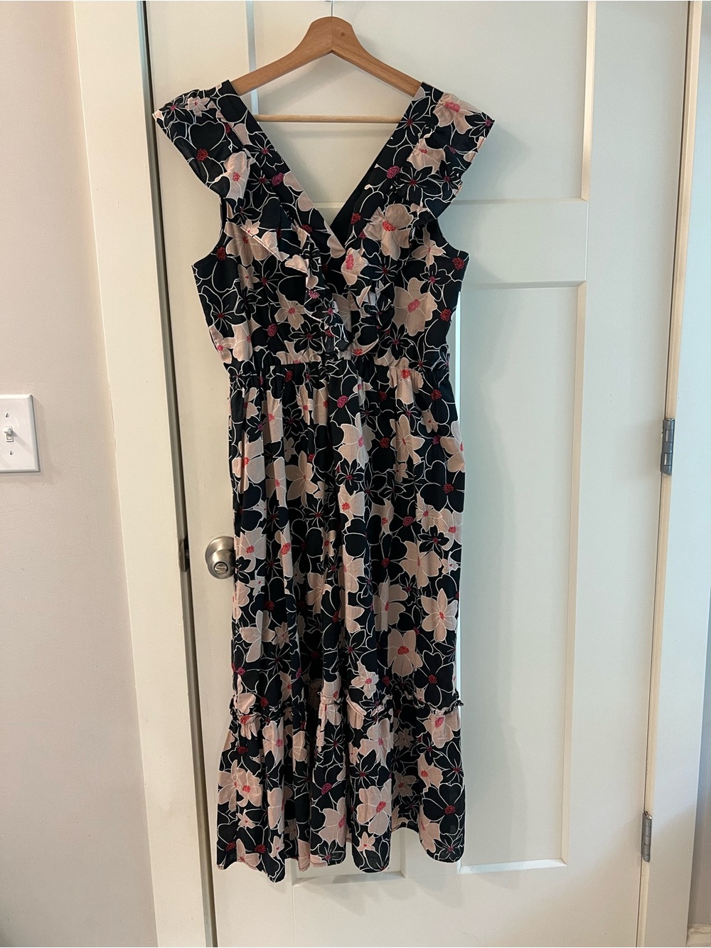 Floral V-Neck Sleeveless Maxi Dress in Black and Blush- Like New! Size Medium
